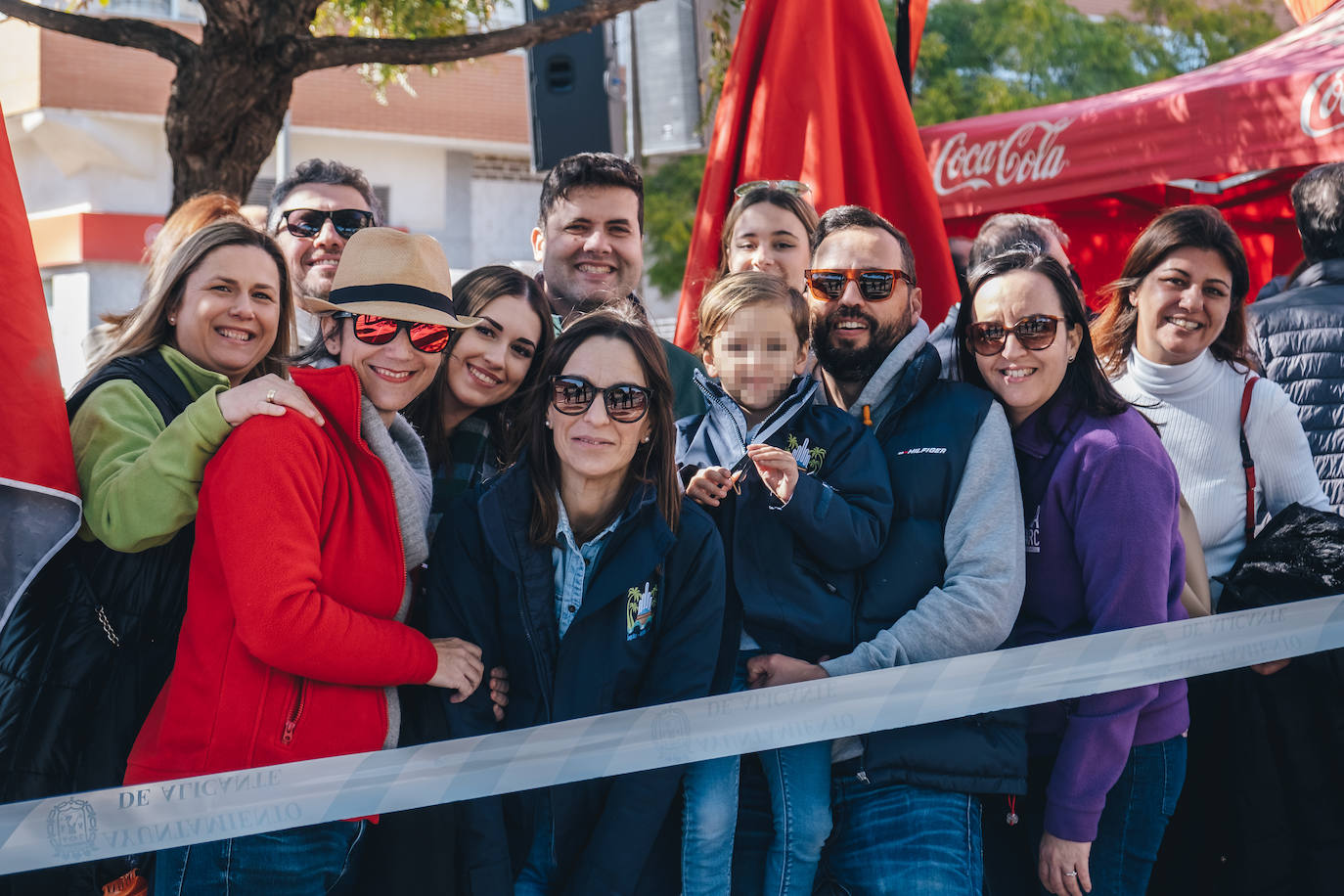 Fotos: La pólvora inunda el barrio de la Tómbola de Alicante con la segunda mascletà de las Hogueras