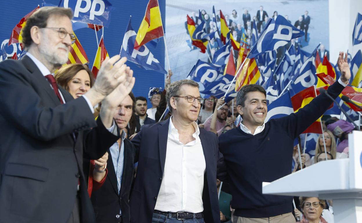 Mazón (derecha) junto a Feijóo, Aznar, Català y Rajoy durante la 2 6 Intermunicipal del PP en Valencia 