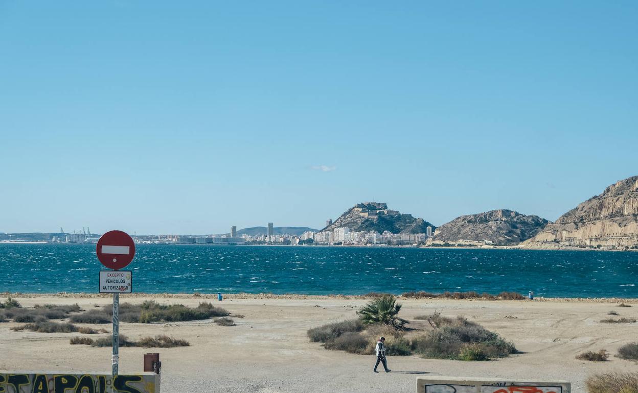 Olas en la bahía de la Albufereta en Alicante.