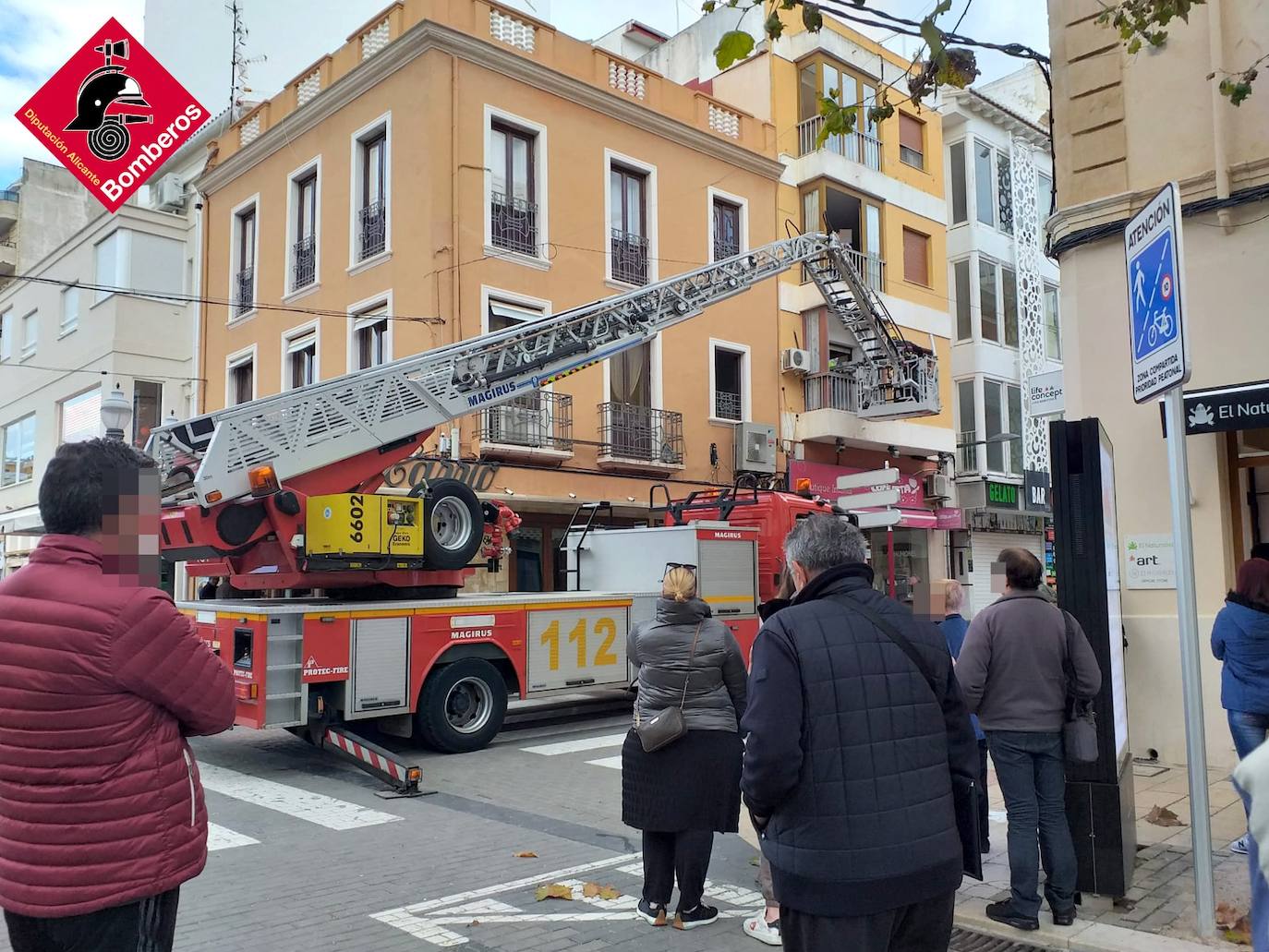 Los bomberos durante la intervención 