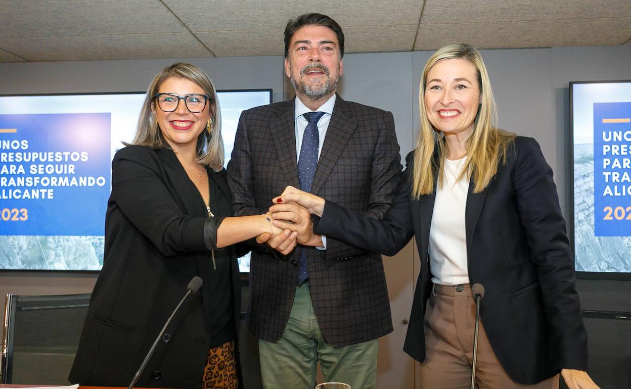 La portavoz de Cs, Mari Carmen Sánchez; el alcalde, Luis Barcala, y la concejal de Hacienda, Lidia López, en la presentación de los presupuestos.