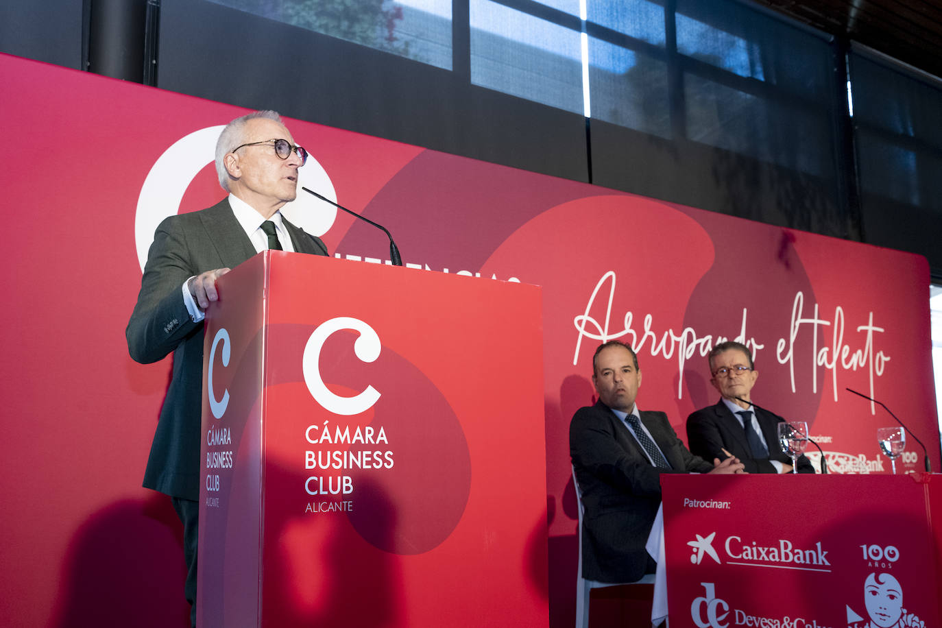 Fotos: El presidente de AC Hoteles, Antonio Catalán, protagoniza una ponencia en la Cámara de Comercio de Alicante