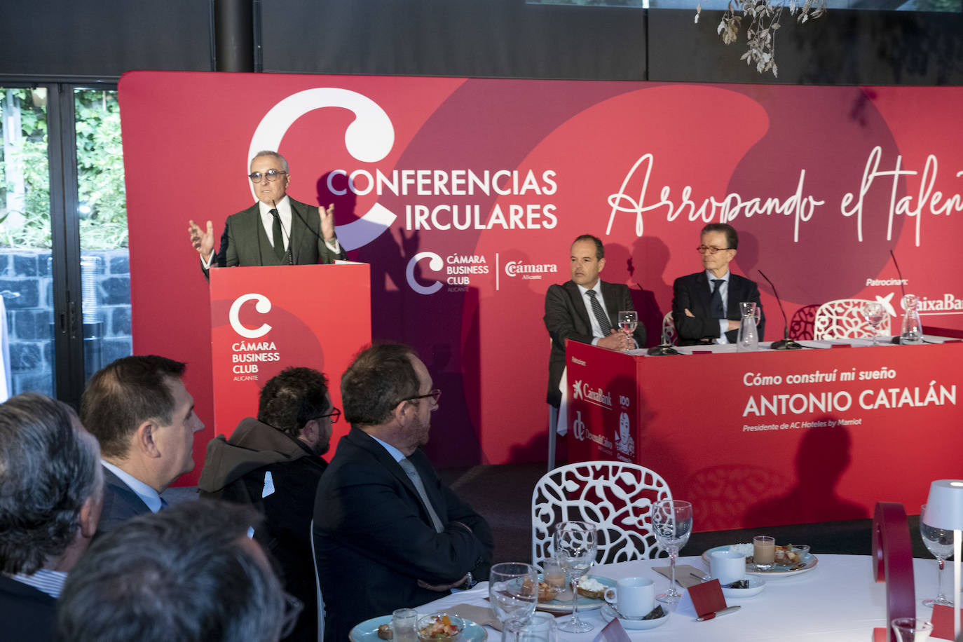 Fotos: El presidente de AC Hoteles, Antonio Catalán, protagoniza una ponencia en la Cámara de Comercio de Alicante
