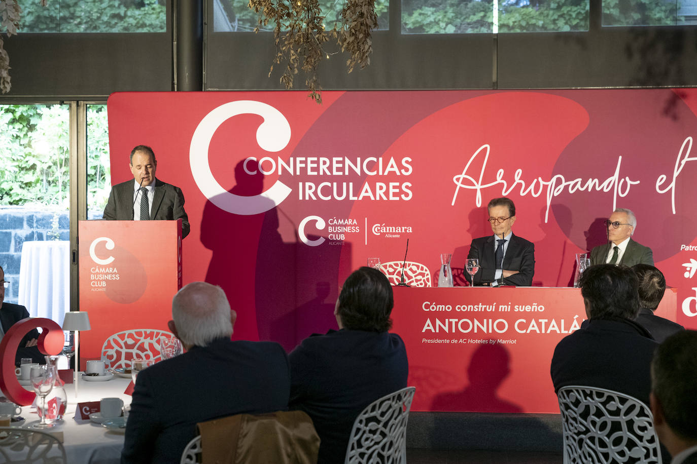 Fotos: El presidente de AC Hoteles, Antonio Catalán, protagoniza una ponencia en la Cámara de Comercio de Alicante