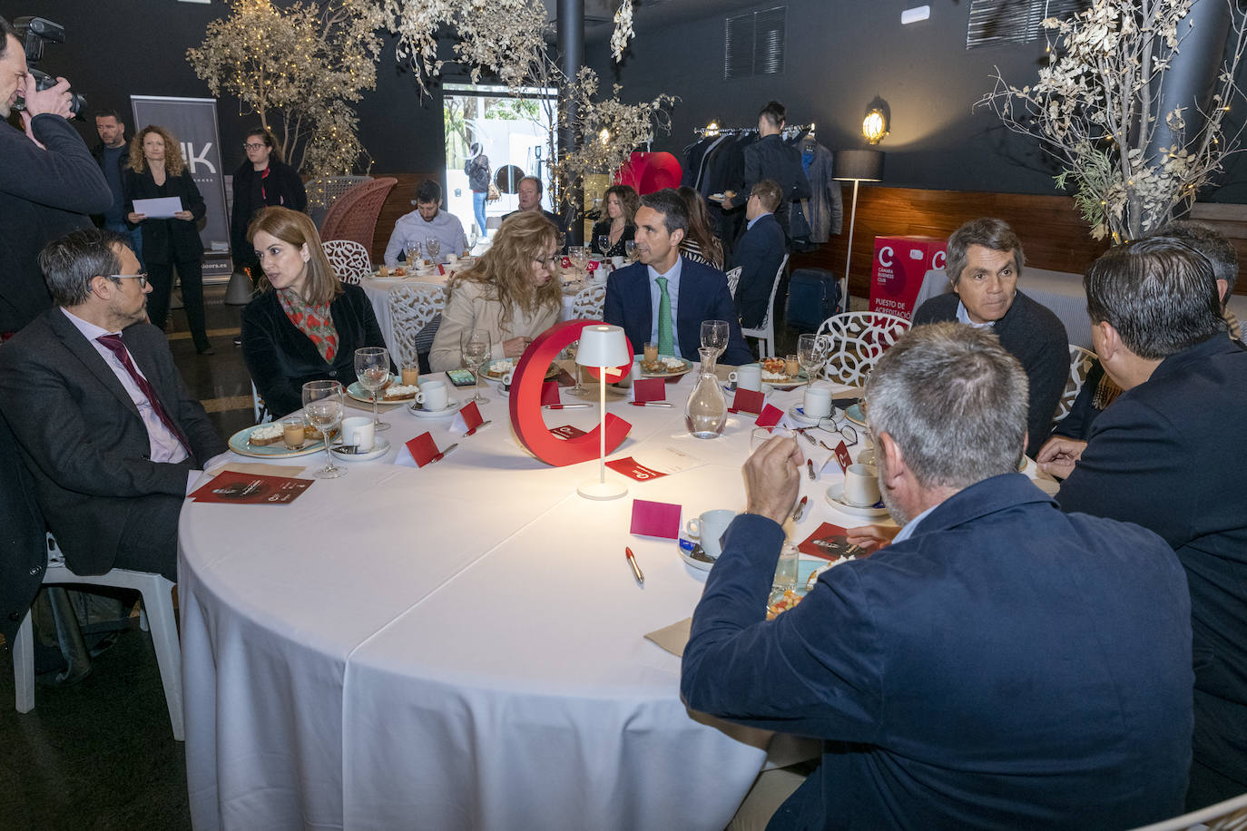 Fotos: El presidente de AC Hoteles, Antonio Catalán, protagoniza una ponencia en la Cámara de Comercio de Alicante