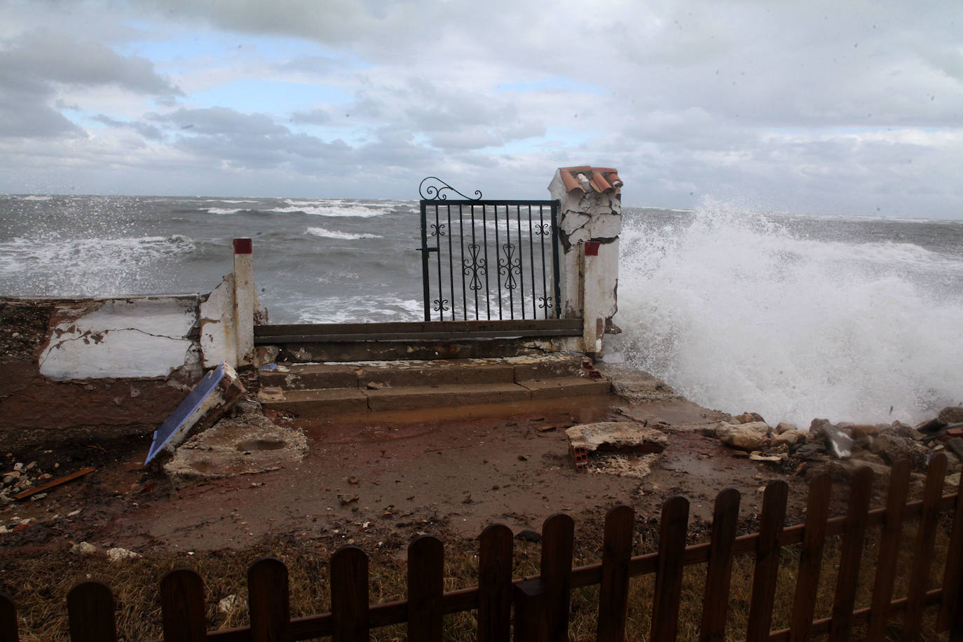 Fotos: Dénia sufre destrozos por el temporal | La borrasca Isaak que azota la provincia de Alicante está causando fuertes fenómenos costeros