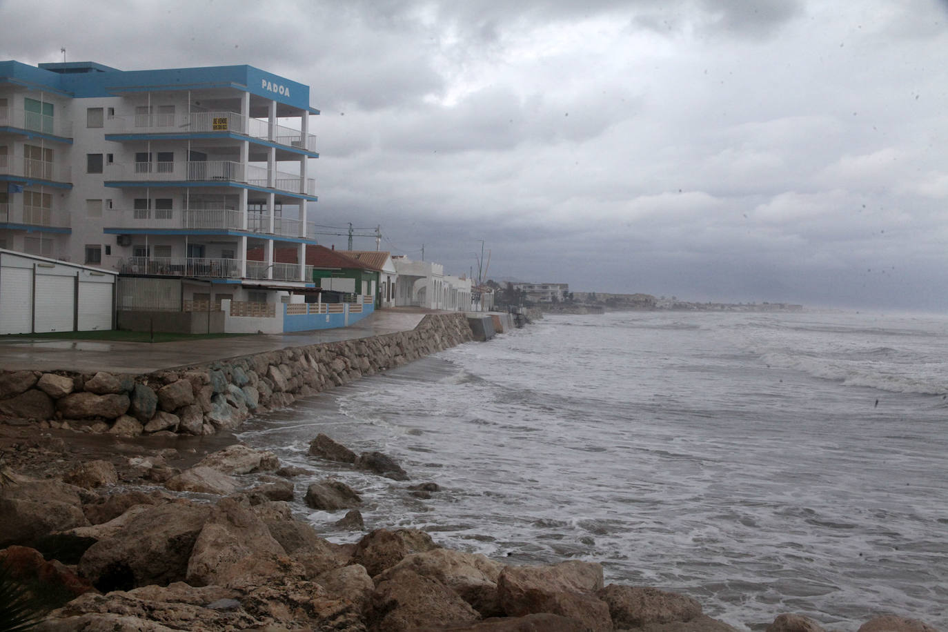 Fotos: Dénia sufre destrozos por el temporal | La borrasca Isaak que azota la provincia de Alicante está causando fuertes fenómenos costeros