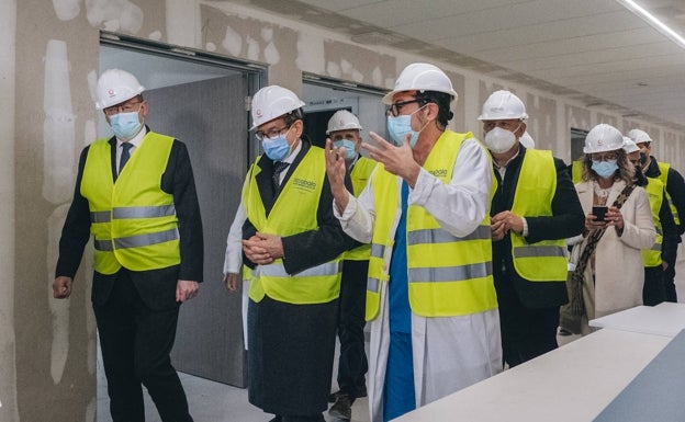 Puig y el conseller Mínguez han visitado las obras del hospital alicantino este martes 