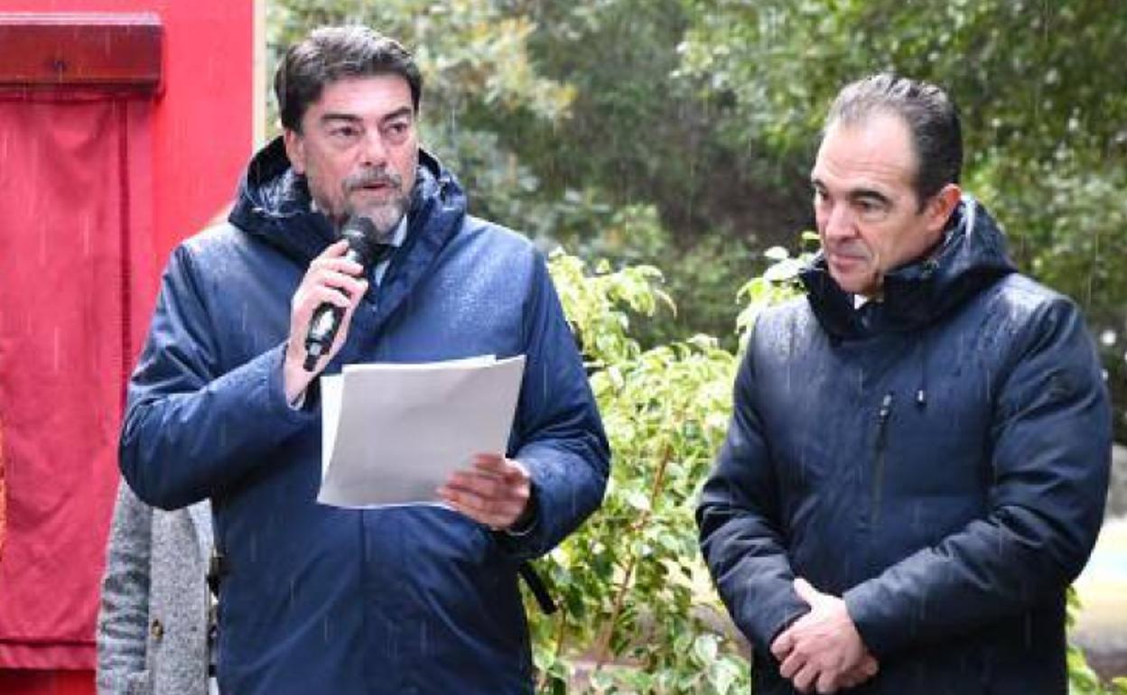 El alcalde de Alicante, Luis Barcala, y el concejal Toño Peral, este miércoles, en la inauguración del parque Damas del Fuego.