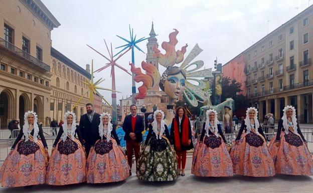 La bellea del foc 2022, Marina Niceto Valera, y sus dames d'honor en las pasadas convivencias en Zaragoza.