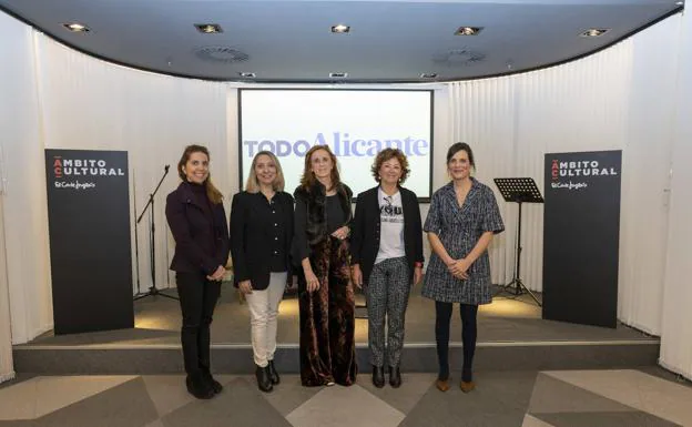 Nuria Oliver, María Jesús, Concha Pastor, la consellera Josefina Bueno y Andrea Bernabeu. 