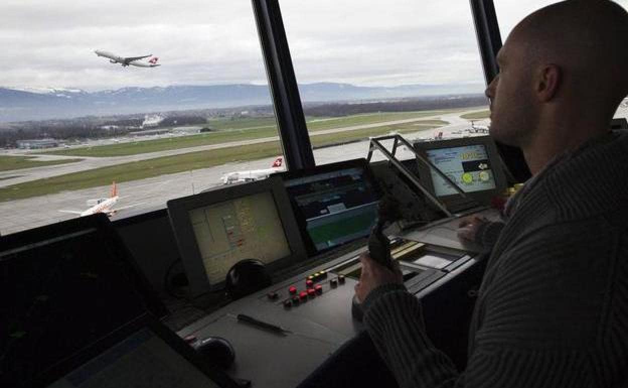 Un controlador en una torre de control