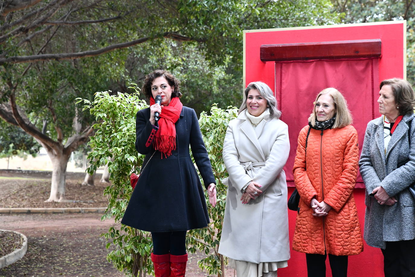 Fotos: Alicante inaugura el parque de las &#039;Damas del fuego&#039; en la playa de San Juan