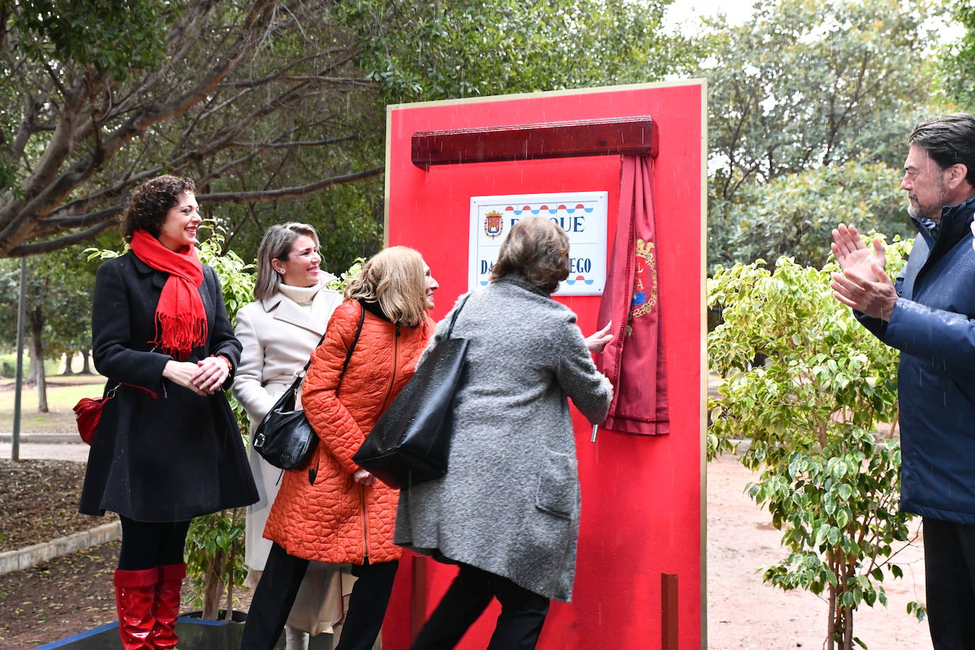 Fotos: Alicante inaugura el parque de las &#039;Damas del fuego&#039; en la playa de San Juan