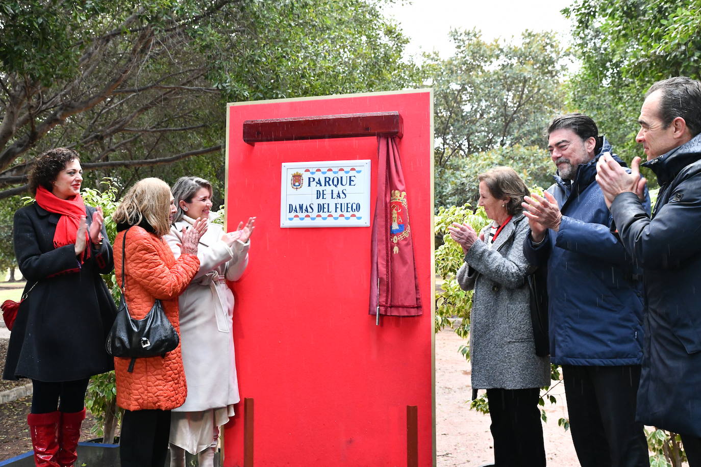 Fotos: Alicante inaugura el parque de las &#039;Damas del fuego&#039; en la playa de San Juan