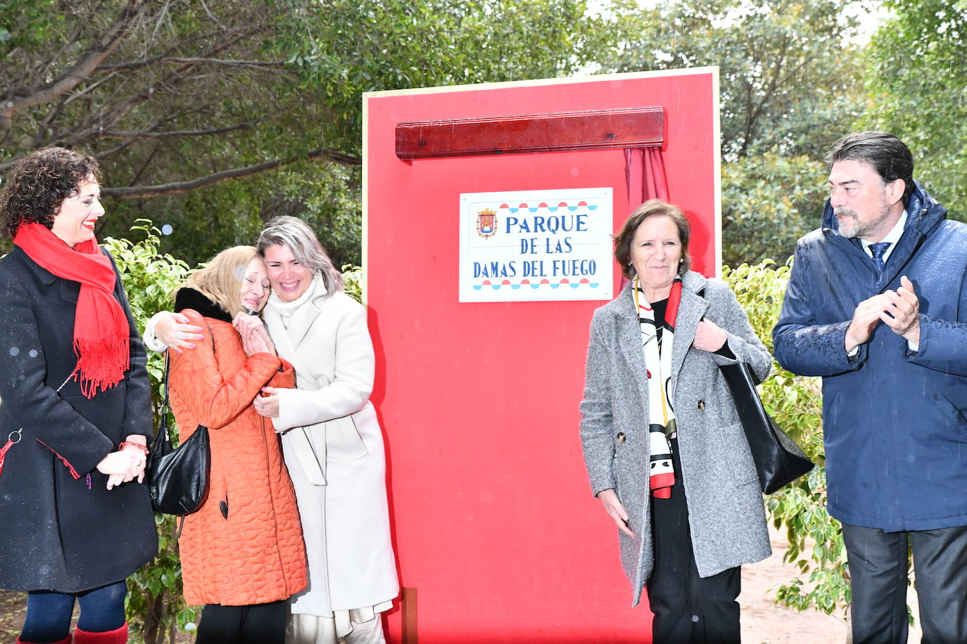 Fotos: Alicante inaugura el parque de las &#039;Damas del fuego&#039; en la playa de San Juan