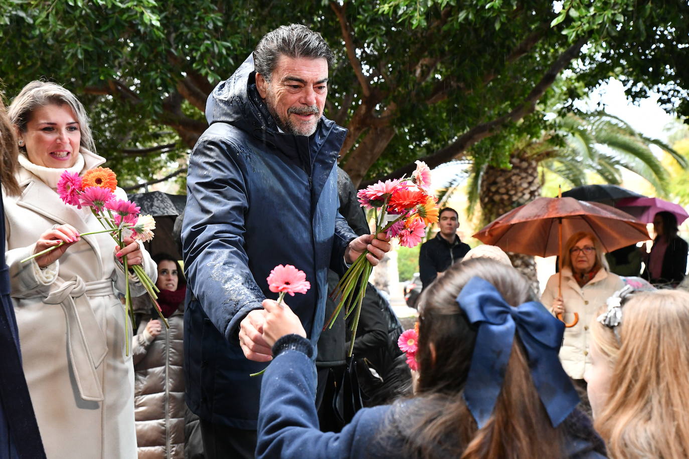 Fotos: Alicante inaugura el parque de las &#039;Damas del fuego&#039; en la playa de San Juan