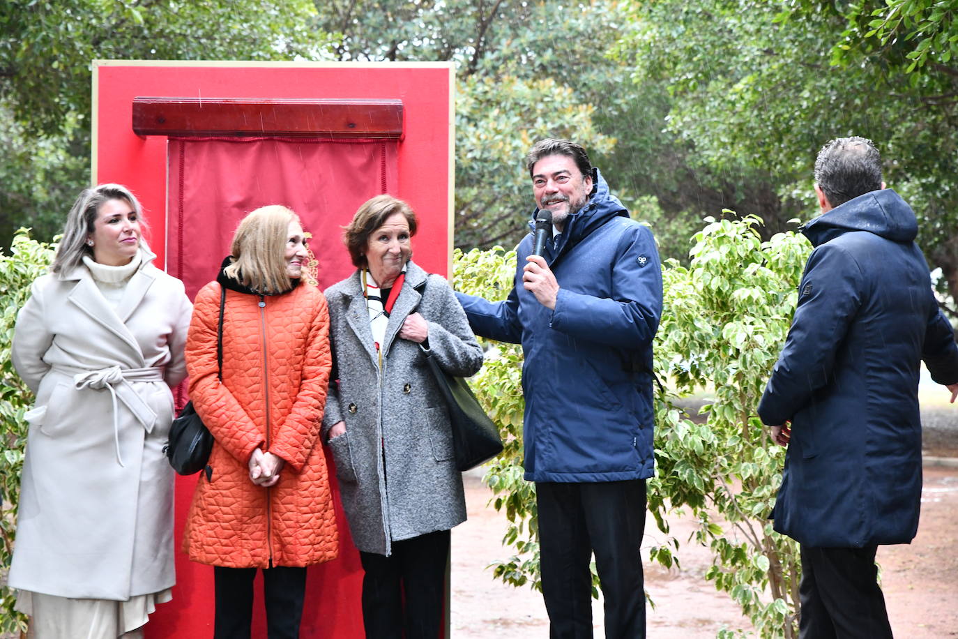 Fotos: Alicante inaugura el parque de las &#039;Damas del fuego&#039; en la playa de San Juan