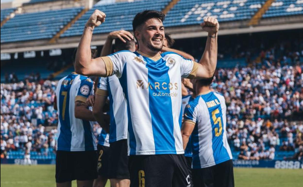 Alvarito celebra uno de sus goles en el Rico Pérez 