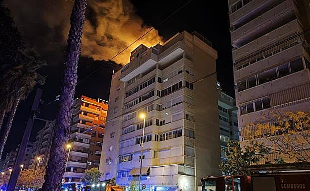 Imagen principal - Imágenes de la actuación de los bomberos. 