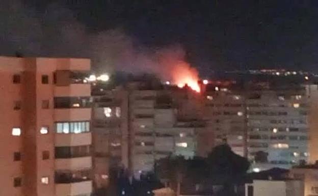 Vista del incendio desde un balcón de la Playa de San Juan. 
