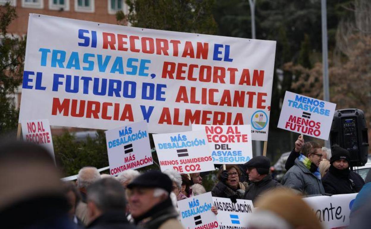 Protesta de agricultores a las puertas de Moncloa por el recorte del Trasvase Tajo-Segura.