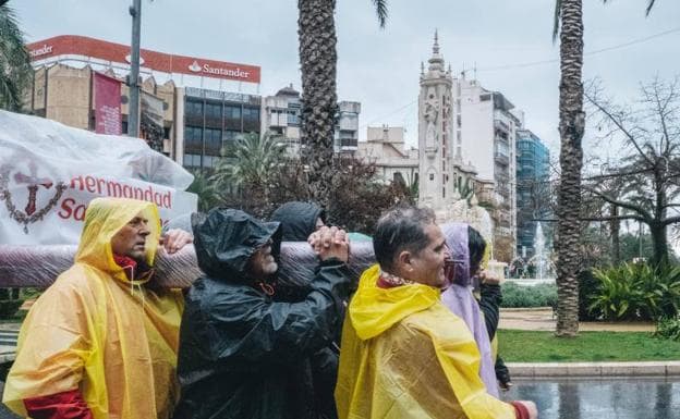 La lluvia en Alicante no impide que la Santa Cena realice su labor solidaria