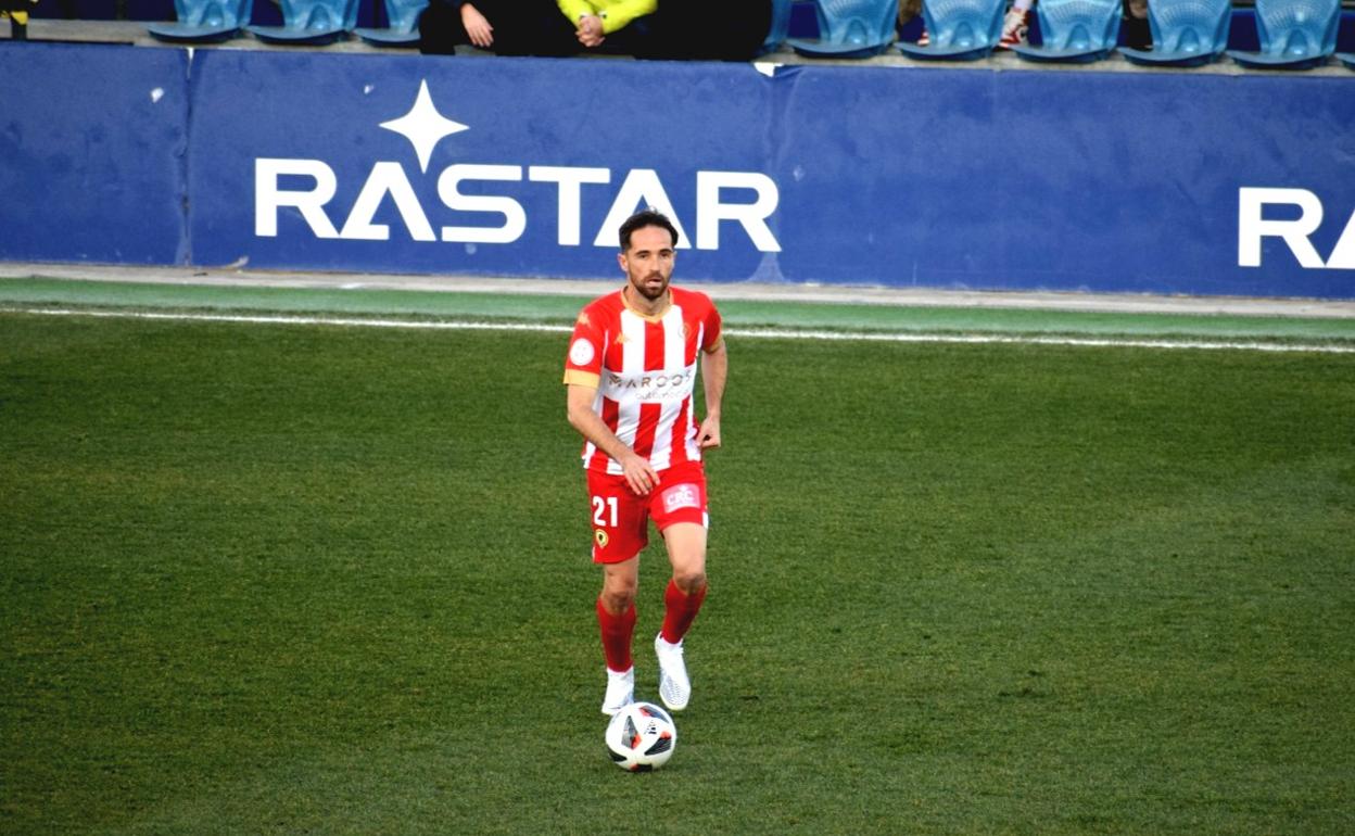 Míchel, que acabó siendo sustituido, en un lance del partido ante el Espanyol B. 