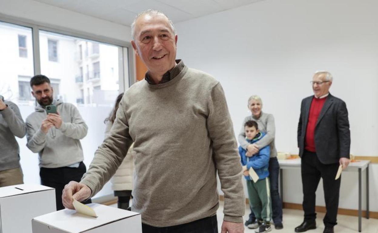 Joan Baldoví deposita su voto en las primarias de Compromís. 