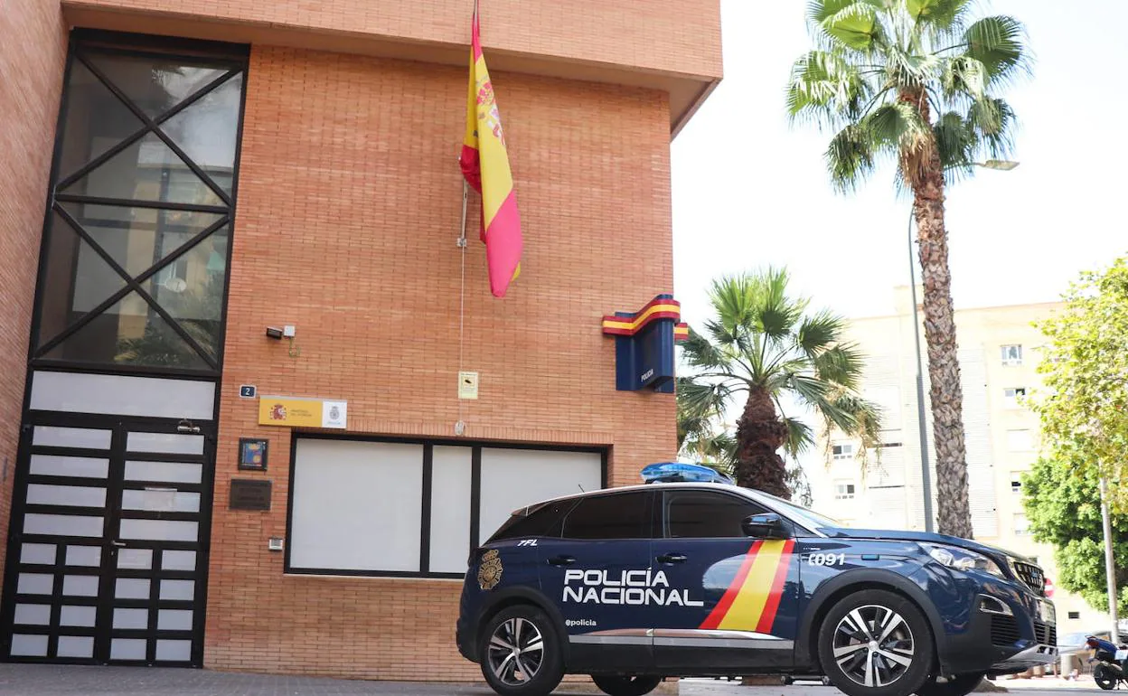 Un coche patrulla en la puerta de la comisaría norte de Alicante.
