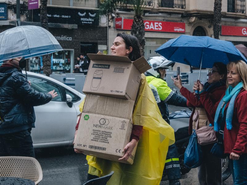 Fotos: La lluvia en Alicante no impide que la Santa Cena realice su labor solidaria