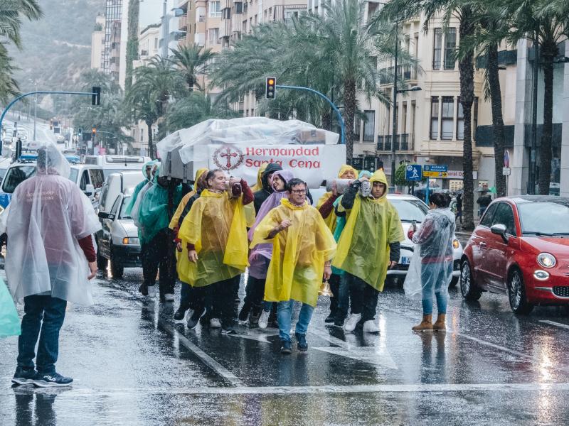 Fotos: La lluvia en Alicante no impide que la Santa Cena realice su labor solidaria