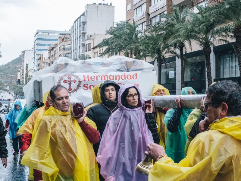Fotos: La lluvia en Alicante no impide que la Santa Cena realice su labor solidaria
