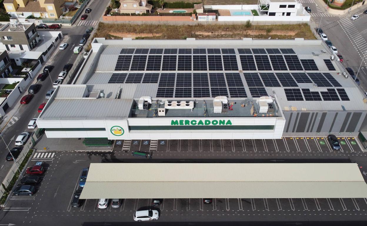 Cubierta con paneles solares en un establecimiento de Mercadona. 