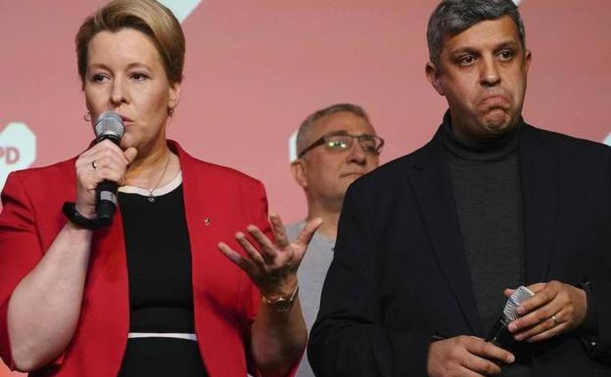 La actual alcaldesa de Berlín, Franziska Giffey, junto al presidente del Partido Socialdemócrata, Raed Saleh, durante los comicios legislativos en la capital alemana