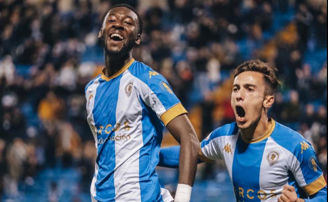 Un sonriente Jean Paul celebra uno de sus goles junto a Eimil 