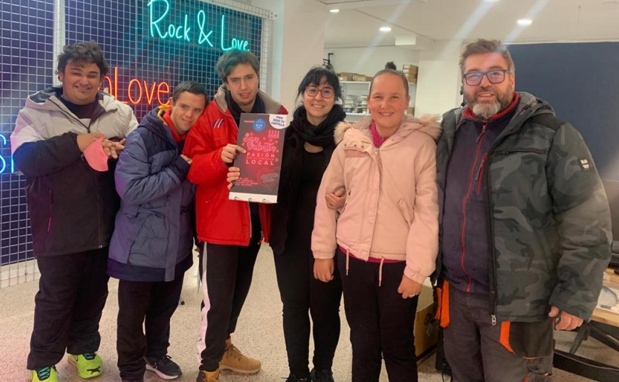 Momento del sorteo con Vanessa Cárdenas y los usuarios del Centro San Rafael.