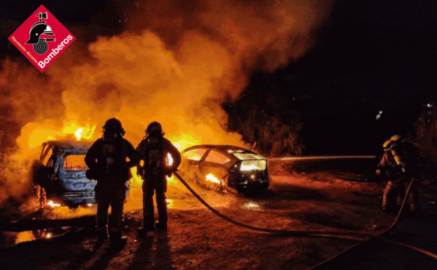 Coches incendiados en un camino de Altea 