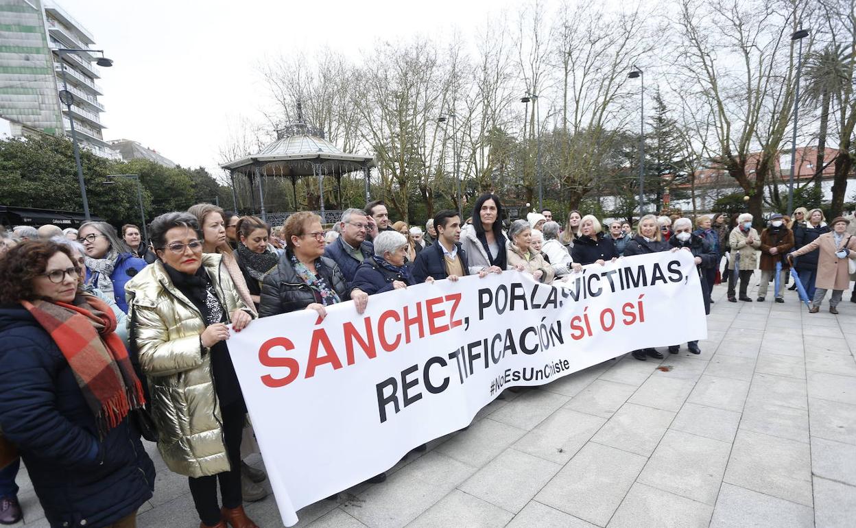 Concentración en apoyo a las víctimas de los agresores sexuales que vieron rebajada su pena tras la ley del 'solo sí es sí'