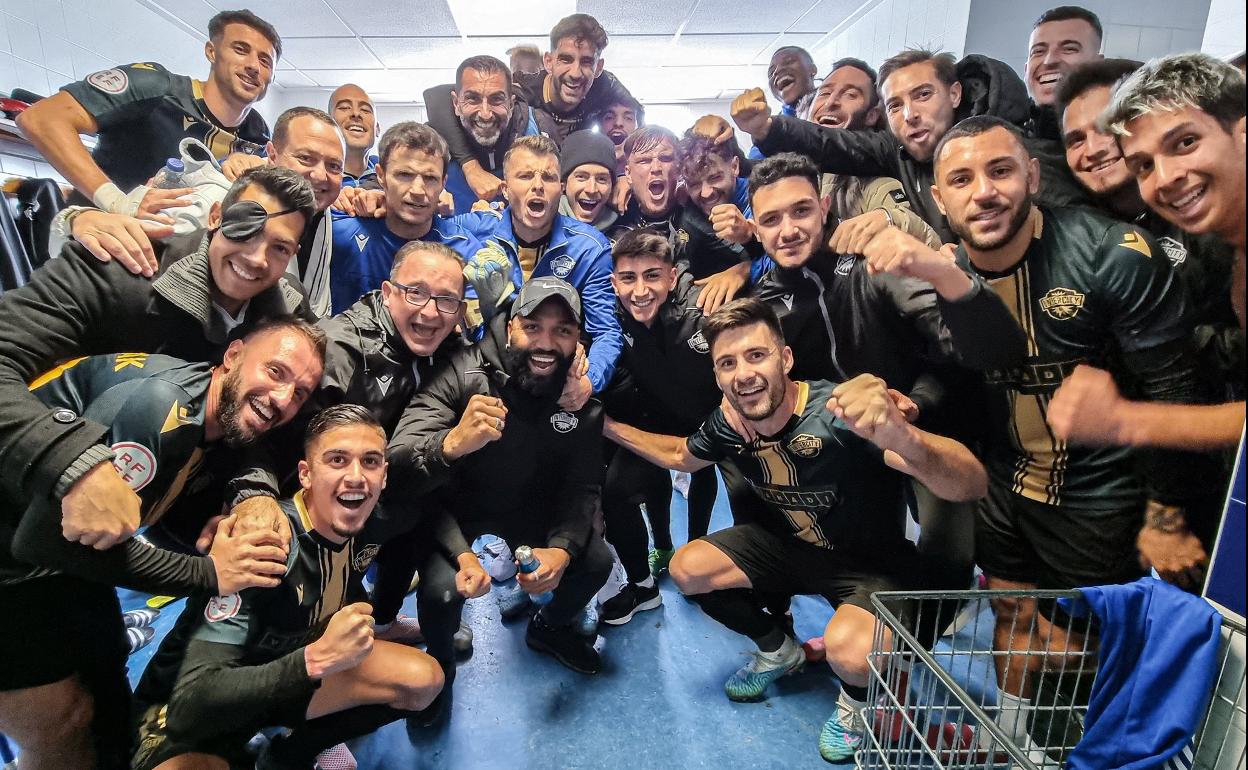 Emre Çolak celebra la victoria del Intercity abarazado con Miku a la izquierda de la imagen 