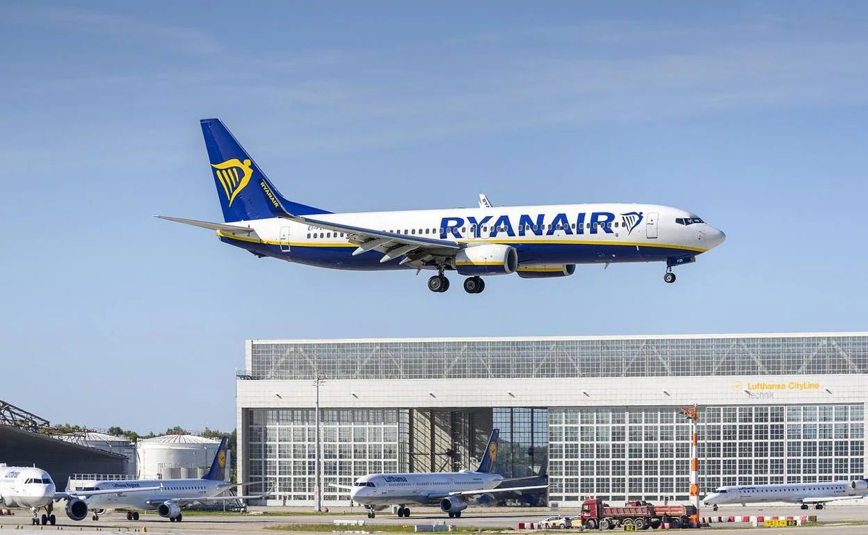 Uno de los aviones de Ryanair aterrizando. 