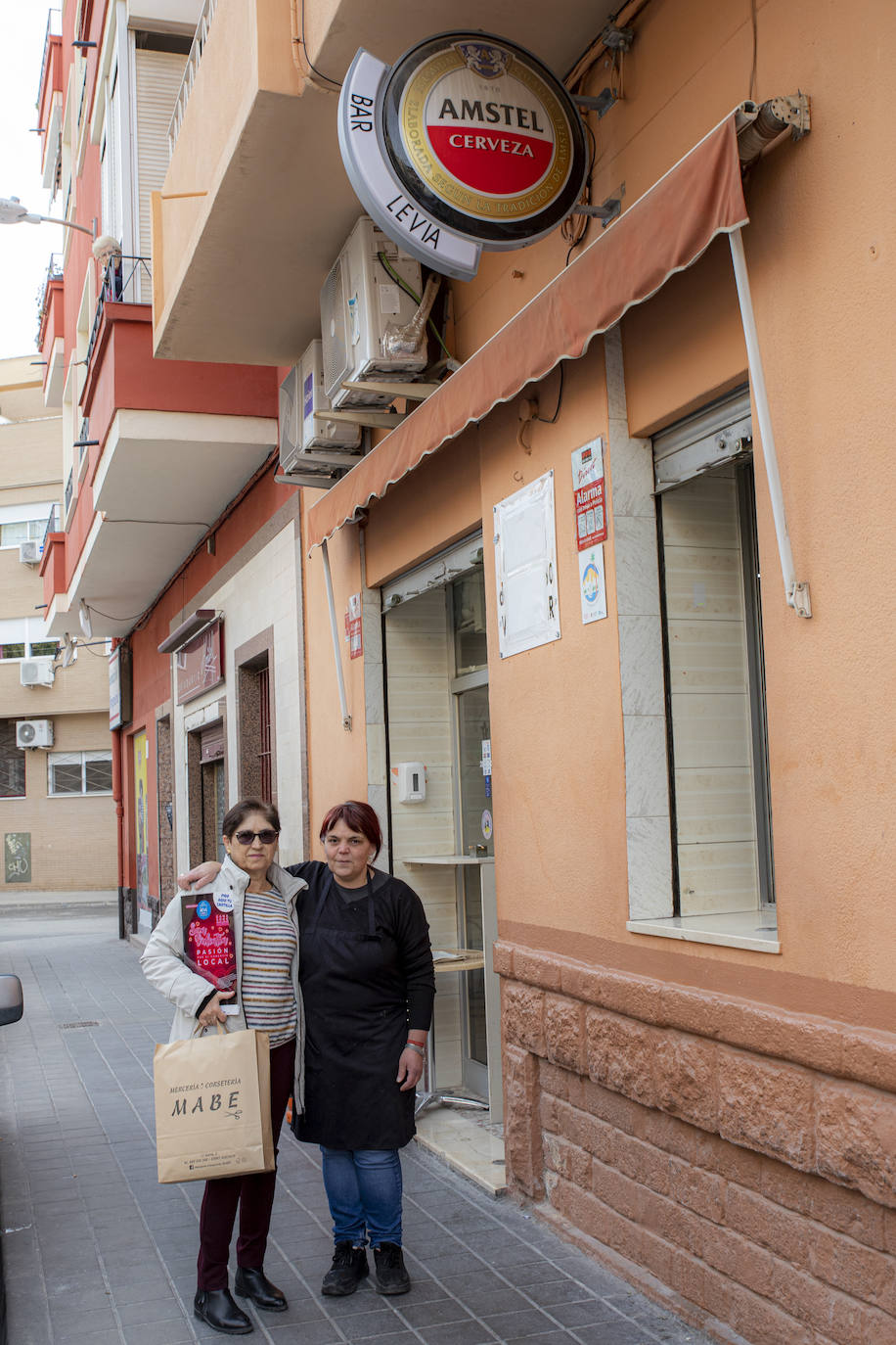 Fotos: Una colla de &#039;dolçaina i tabal&#039; acompaña a una vecina de Alicante en sus compras