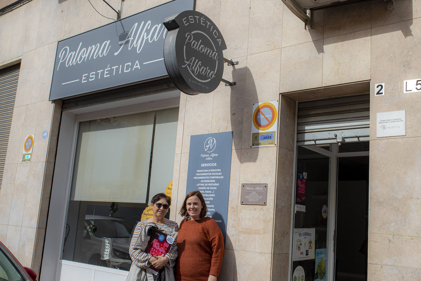 Fotos: Una colla de &#039;dolçaina i tabal&#039; acompaña a una vecina de Alicante en sus compras