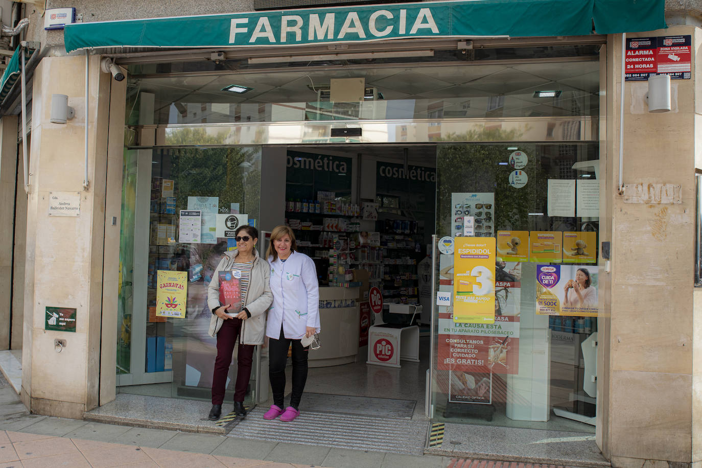 Fotos: Una colla de &#039;dolçaina i tabal&#039; acompaña a una vecina de Alicante en sus compras