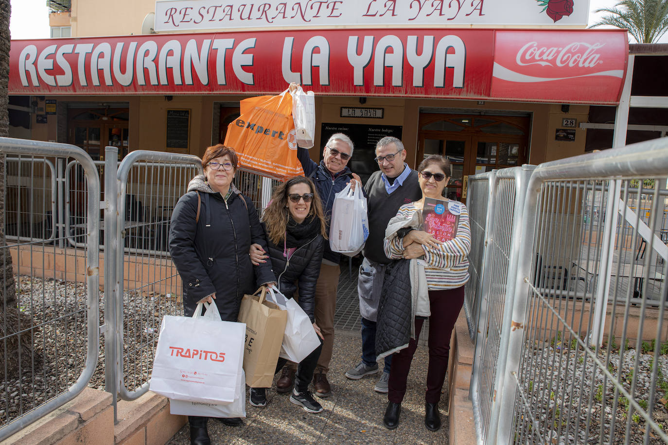 Fotos: Una colla de &#039;dolçaina i tabal&#039; acompaña a una vecina de Alicante en sus compras