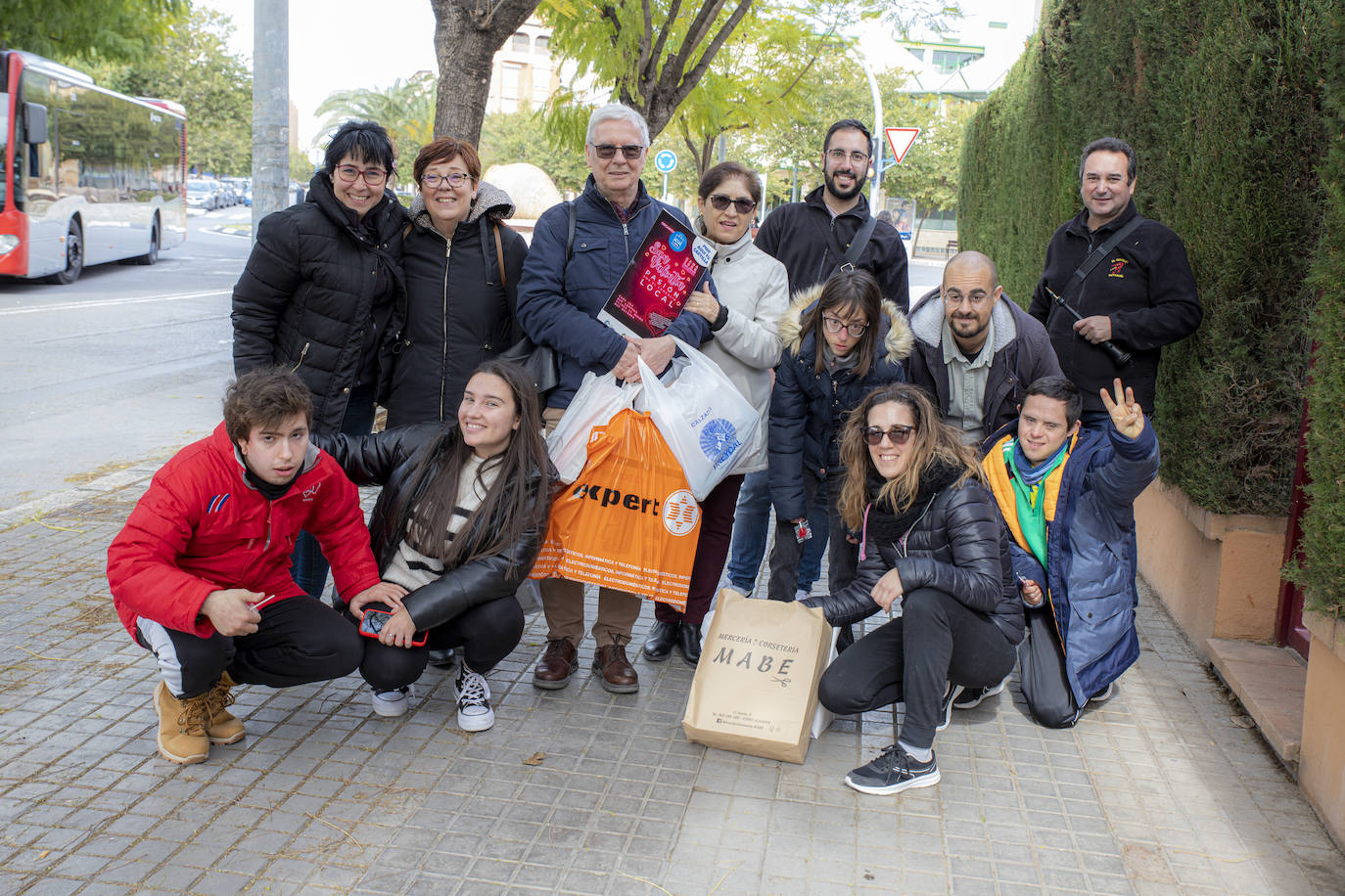 Fotos: Una colla de &#039;dolçaina i tabal&#039; acompaña a una vecina de Alicante en sus compras