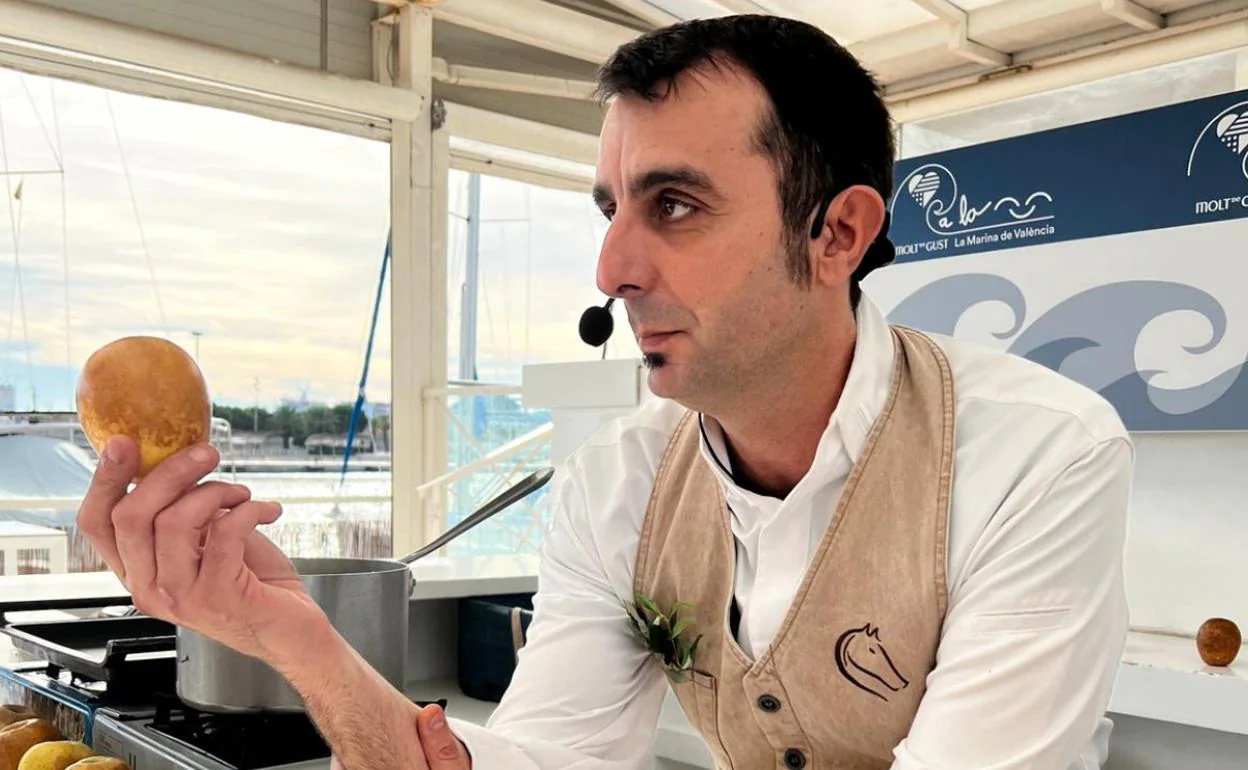 El chef Evarist Miralles sostiene un perelló durante un evento culinario celebrado en Valencia