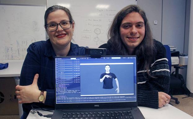 Ester Martínez y Francisco Morillas junto al avatar de su aplicación 'Sign4all'. 