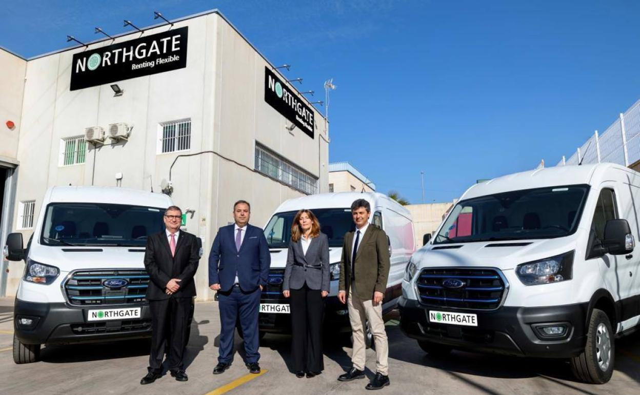 Representantes de Vectalia y la empresa de renting Northgate con las camionetas 