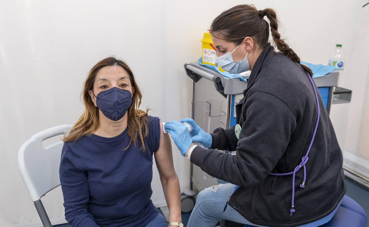 Vacunación contra la covid en el Hospital General de Alicante 